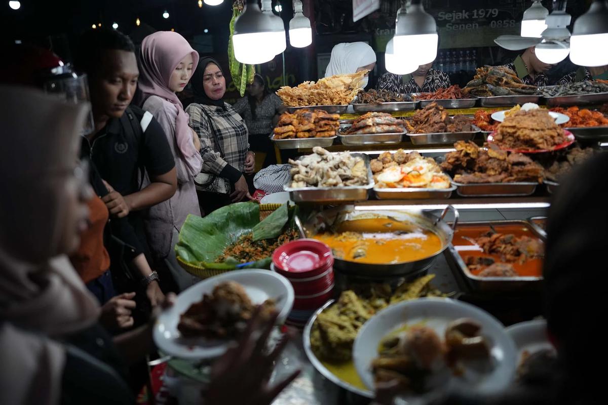 FOTO: Berbuka Ramadan dengan Nasi Kapau di Kramat Raya