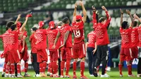 Pemain Bayern Munchen merayakan kemenangan atas Werder Bremen pada laga Bundesliga di Weserstadion, Bremen, Selasa (16/6/2020). Bayern Munchen menang dengan skor 1-0 atas Werder Bremen. (AP/Martin Meissner)
