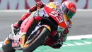 Sementara itu, Marc Marquez yang start dari urutan ke-20 mampu finis di peringkat ketujuh. (AP/Peter Dejong)