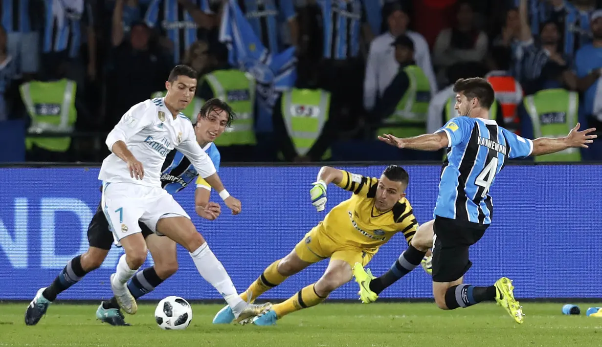 Striker Real Madrid, Cristiano Ronaldo, berusaha melewati pemain Gremio pada laga final Piala Dunia Antarklub di Stadion Syeikh Zayed, Abu Dhabi, Sabtu (16/12/2017). Real Madrid menang 1-0 atas Gremio. (AP/Hassan Ammar)