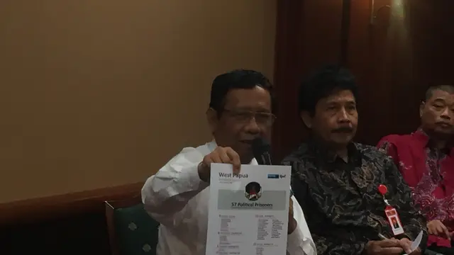 Menko Polhukam Mahfud Md menunjukkan surat dari Veronica Koman terkait 57 nama yang diduga sebagai tahanan politik. (Liputan6.com/Muhammad Radityo Priyasmoro)