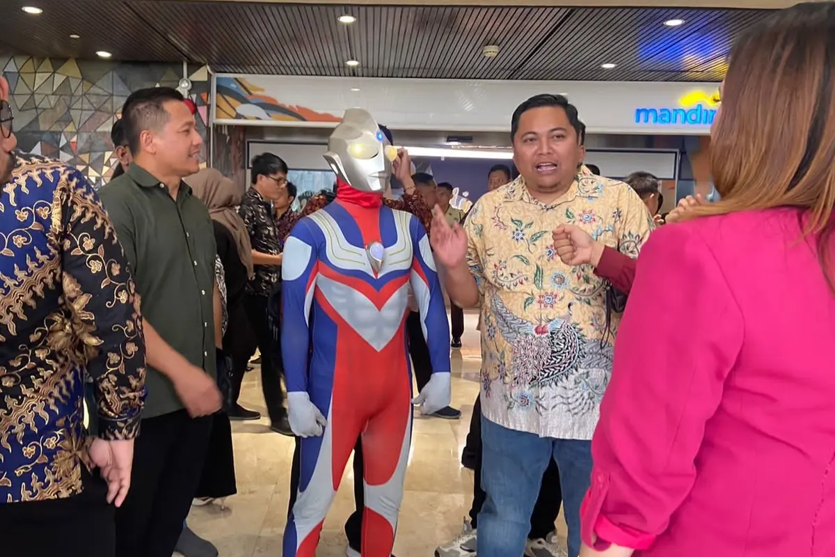 Jelang pelantikan anggota DPR RI dan DPD serta MPR periode 2024-2029 di Kompleks Parlemen, Senayan, Jakarta, Selasa (1/10/2024), terlihat ada sosok Ultraman.