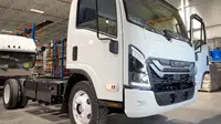 Truk Listrik Isuzu NRR-EV Mulai Diproduksi Massal (electrek)