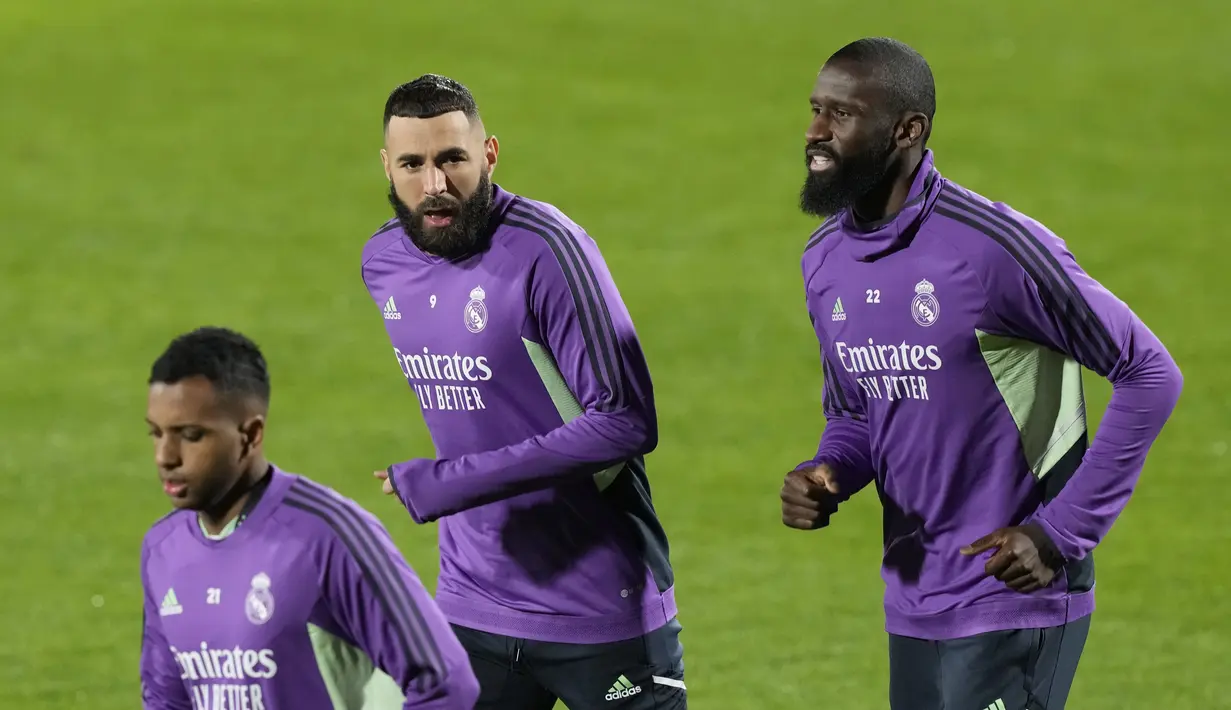 Karim Benzema dari Real Madrid dan Antonio Rudiger melakukan pemanasan saat sesi latihan, di stadion Al Nassr, di Riyadh, Arab Saudi, Selasa (10/1/2023). Real Madrid akan menghadapi Valencia di King Fahd International Stadium pada semifinal Piala Super Spanyol, Kamis, 12 Januari 2023, dini hari WIB. (AP Photo/Hussein Malla)