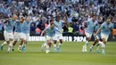 Selebrasi para pemain Manchester City setelah memenangi adu penalti menghadapi Manchester United pada laga Community Shield 2024 di Wembley Stadium, London, Sabtu (10/8/2024). (AP Photo/David Cliff)