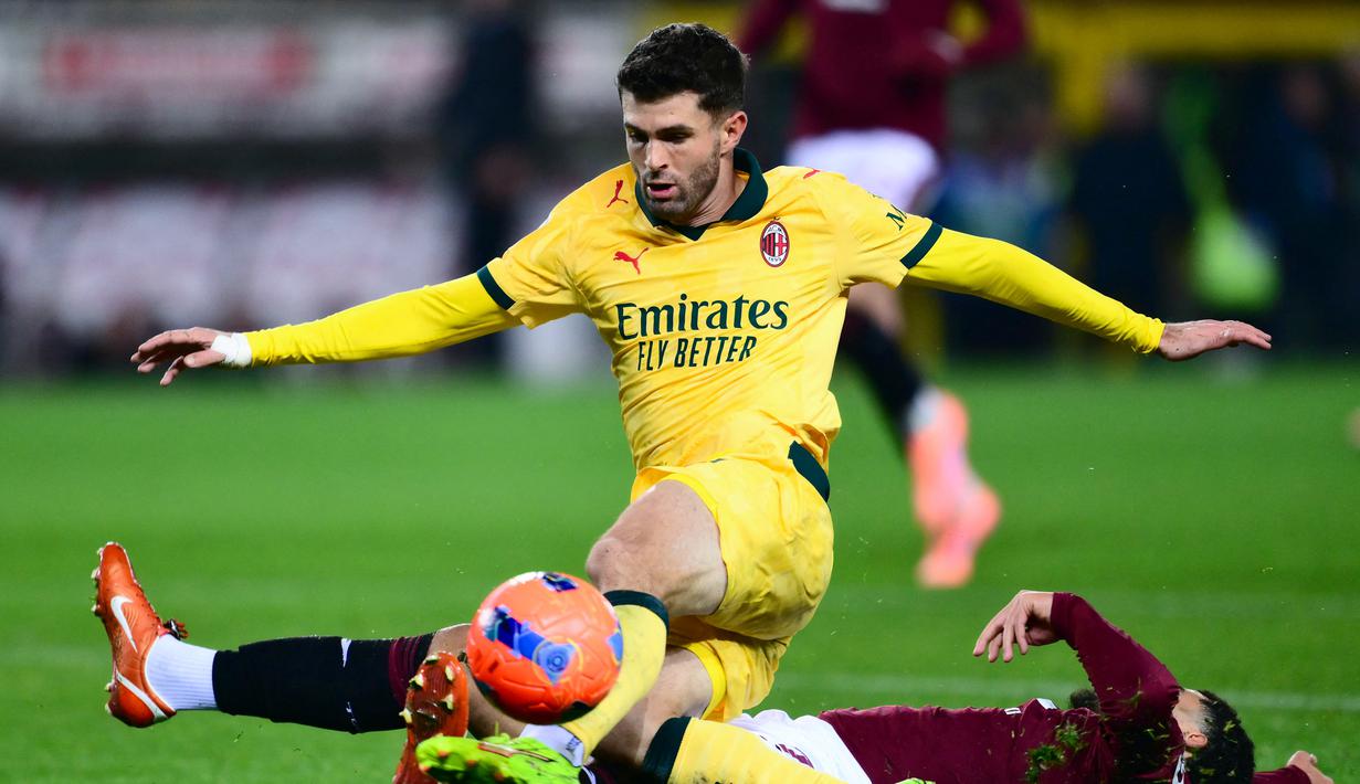 Christian Pulisic menjadi bintang kemenangan AC Milan dalam laga dramatis melawan Torino pada laga pekan ke-14 Serie A 2025/2026 di Olimpico Grande Torino pada Selasa (9/12/2025) dini hari WIB. (AFP/Marco Bertorello)