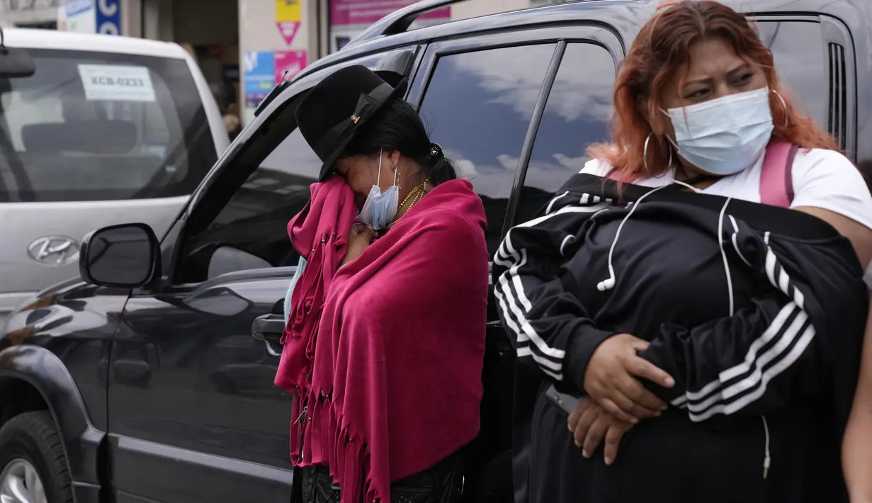 Orang-orang berkumpul di luar Pusat Penahanan Sementara Nomor 1 tempat kerusuhan pecah di Quito, Ekuador (25/10/2021). Pihak berwenang melaporkan beberapa narapidana terluka. (AP Photo/Dolores Ochoa)