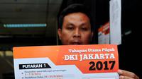 Poster informasi terkait pendaftaran Cagub Independen di Kantor KPU Provinsi DKI Jakarta, Selasa,(2/8). Calon Independen dengan syarat surat pernyataan dukungan minimal 532.213 warga Jakarta dengan lampiran fotokopi KTP. (Liputan6.com/Gempur M Surya)