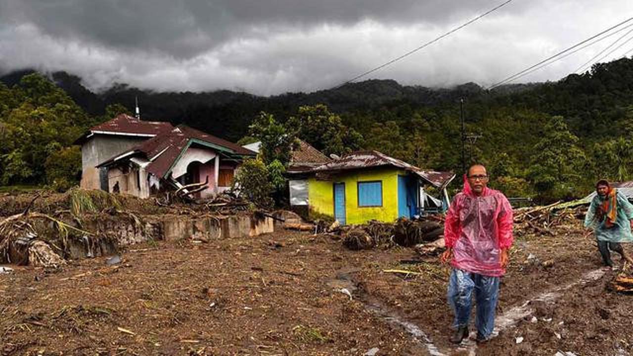 Warga Sumatra Diminta Waspada Risiko Infeksi Saat Membersihkan Rumah Usai Banjir