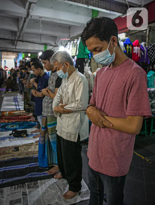 Umat muslim melaksanakan sholat Jumat pertama Ramadhan di Pasar Tanah Abang, Jakarta Pusat, Jumat, (16/4/2021). Fasilitas tempat ibadah yang tidak sebanding dengan jumlah pengunjung menyebabkan jemaah terpaksa melaksanakan ibadah sholat Jumat di selasar pertokoan. (Liputan6.com/Faizal Fanani)