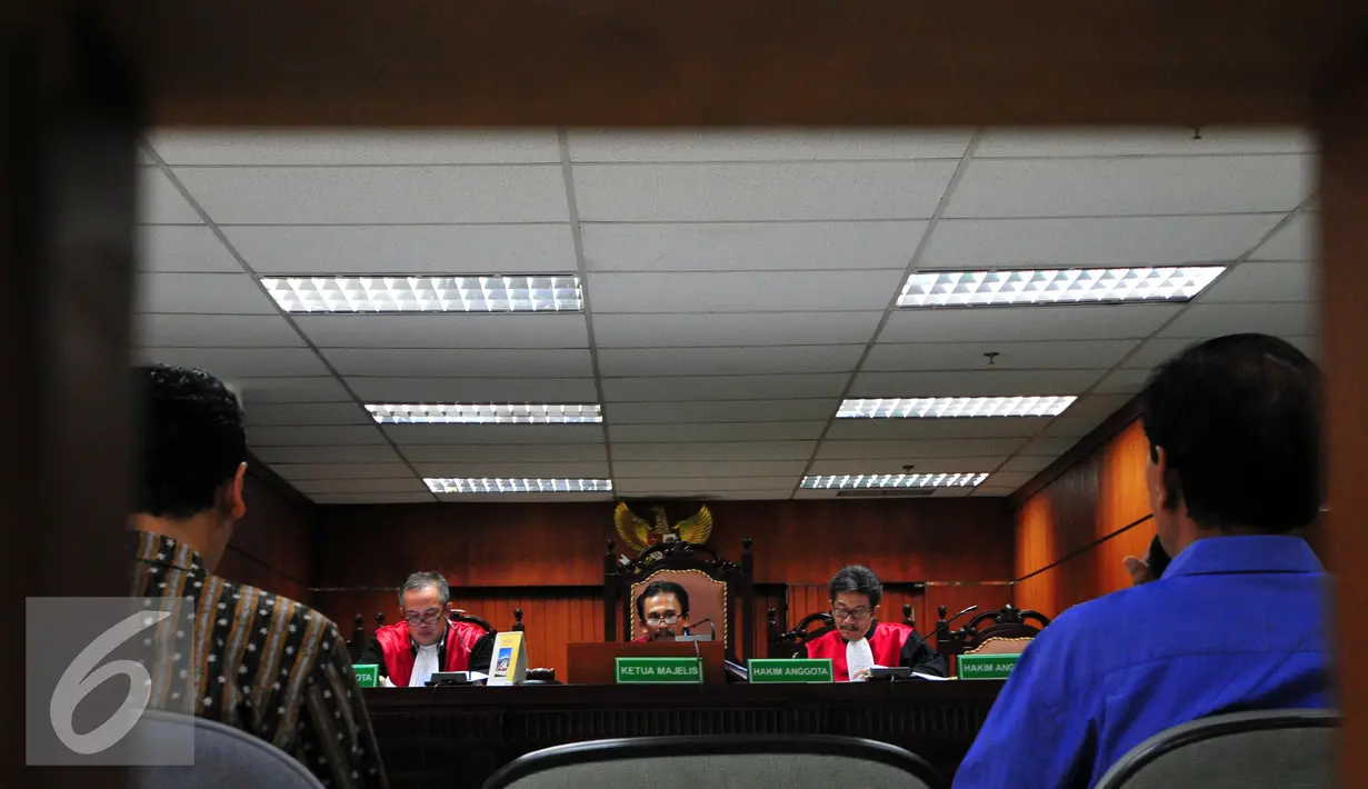 Suasana sidang lanjutan Bos PT. MMS Andrew Hidayat di Pengadilan Tipikor, Jakarta, Kamis (30/7/2015). Sidang menghadirkan saksi mantan Bupati Tanah Laut Adriansyah dan putranya, Bupati Tanah Laut Kalsel, Bambang Alamsyah. (Liputan6.com/Yoppy Renato)