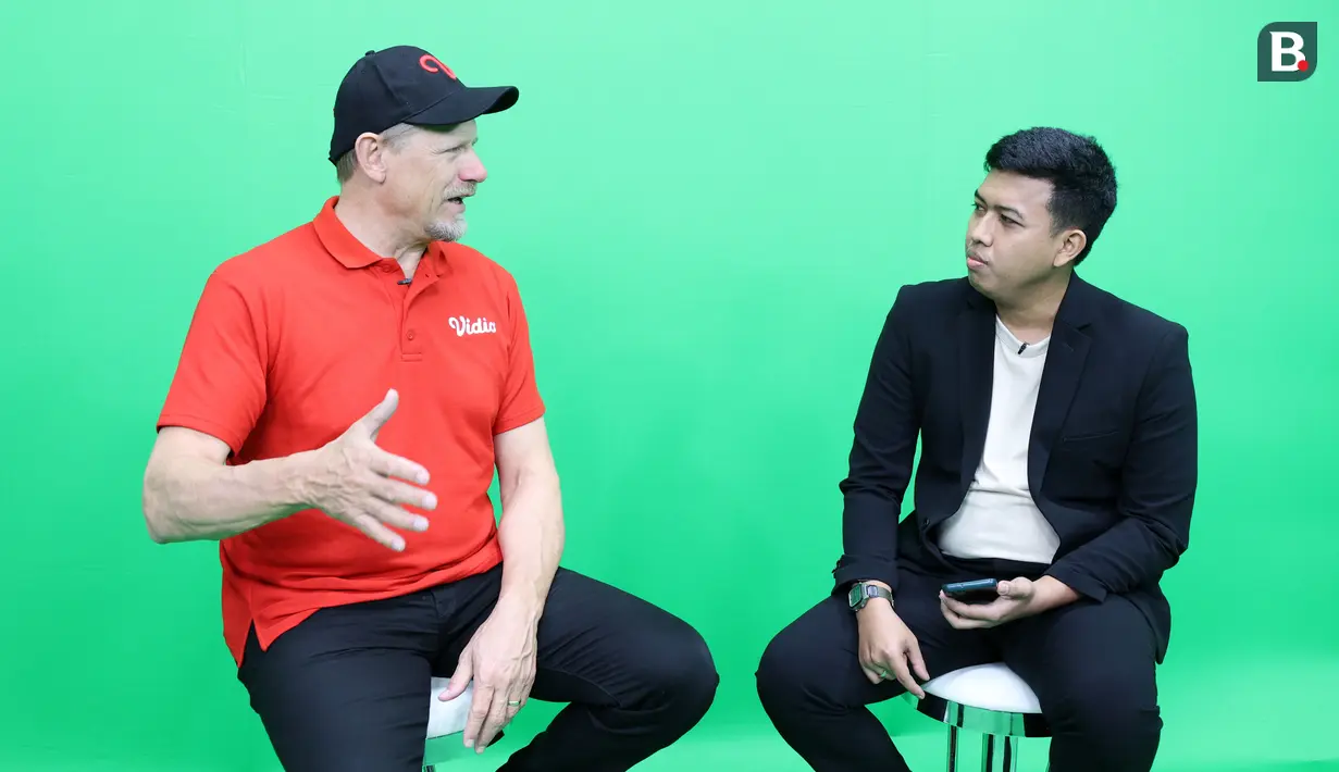 Wartawan Bola.com, Hery Kurniawan, saat wawancara eksklusif dengan kiper legendaris Manchester United, Peter Schmeichel, di SCTV Tower, Jakarta, Jumat (4/8/2023). (Bola.com/M Iqbal Ichsan)