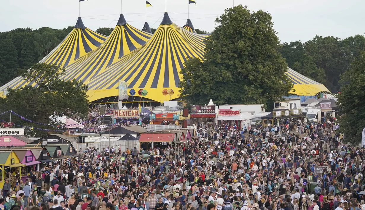 Pengunjung festival di festival Latitude di Henham Park, Southwold, Inggris, Jumat (23/7/2021). Festival itu berlangsung empat hari dan menampilkan sejumlah musisi tersohor, seperti Damon Albarn, Wolf Alice, Rudimental dan The Chemical Brothers. (Jacob King/PAvia AP)