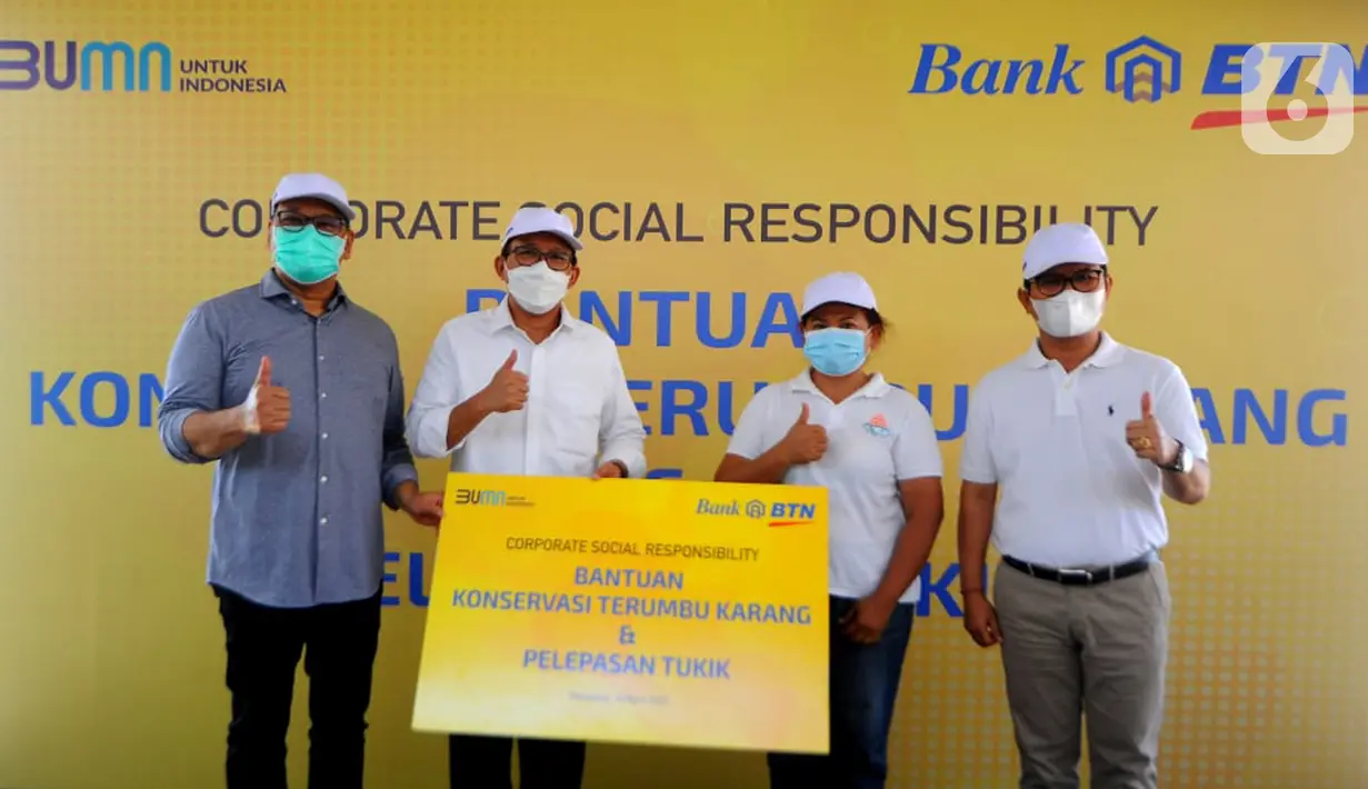 Bank BTN memberikan bantuan sosial CSR untuk mendukung program konservasi terumbu karang dengan  pengembangan 710 terumbu karang dan melepas 7.100 tukik di pesisir pantai Nusa Dua Bali. (Liputan6.com/Pool/BTN)