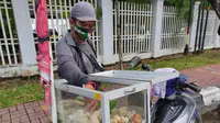 Surahman (32), pedagang pempek sepeda motor yang menjajakan pempek Palembang di Jalan POM XI Palembang Sumsel (Liputan6.com / Nefri Inge)