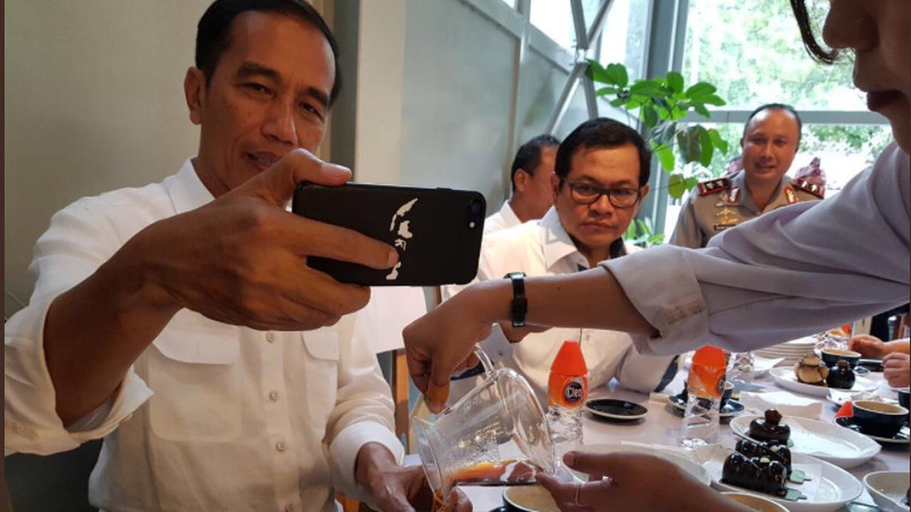 Gambar Kepulauan NKRI, Casing HP Jokowi Bikin Warganet Naksir