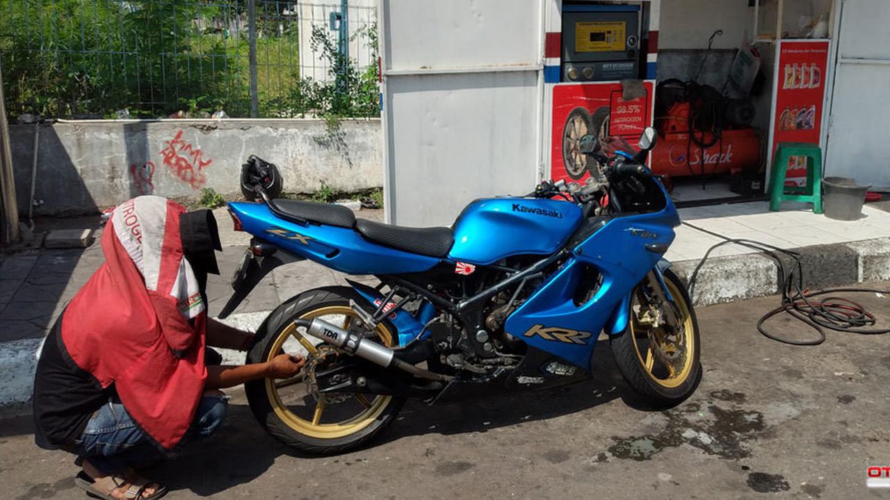 Agung saat melayani pengisian nitrogen motor konsumen (Nazar Ray)