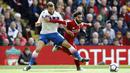 Pemain Stoke City, Erik Pieters (kiri) berusaha menahan laju pemain Liverpool, Mohamed Salah pada lanjutan Premier League di Anfield, Liverpool, (28/4/2018). Liverpool hanya bermain imbang 0-0 melawan Stoke City. (Martin Rickett/PA via AP)