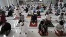 Umat muslim melaksanakan salat Idul Adha 1442 H di Masjid Al-Madina Zona Madina, Parung, Bogor, Jawa Barat, Selasa (20/7/2021). Protokol kesehatan yang dilakukan di antaranya pengecekan suhu tubuh dan pengaturan jarak shaf salat. (merdeka.com/Arie Basuki)