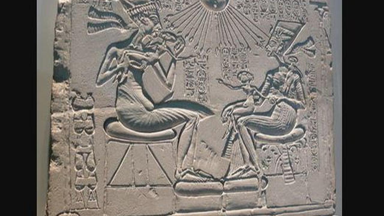 Salah satu kisah cinta yang melegenda dari zaman itu adalah hubungan antara Firaun Akhenaten dan Ratu Nefertiti. 

Foto: Relief Firaun Akhenaten dan Nefertiti bersama anak-anak mereka.