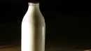 Susu dan makanan lain yang berasal dari bahan dasar susu dapat mempercepat reaksi kantuk. Makanan tersebut mengandung triptofan dan nutrisi tinggi yang bisa membantu mengurangi stres sehingga otak akan lebih mudah mengantuk. (AFP Photo/Geoff Caddick)