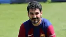 <p>Gundogan mengaku senang dan bangga bisa mengenakan jersey kebanggaan tim besutan Xavi Hernandez itu. Sebab, mimpinya sejak remaja untuk bergabung dengan Barcelona kini telah terwujud. (LLUIS GENE/AFP)</p>