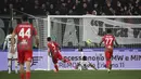 Bek Cremonese, Emanuele Valeri (tengah) mencetak gol ke gawang Juventus yang dibatalkan oleh wasit Giovanni Ayroldi selama pertandingan lanjutan Liga Serie A Italia di Zini Stadium, Cremona, Italia, Kamis (4/1/2023). Juventus menang tipis atas Cremonese dengan skor 1-0. (Massimo Paolone/LaPresse via AP)