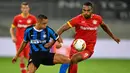 Penyerang Inter Milan, Alexis Sanchez, berebut bola dengan bek Bayer Leverkusen, Jonathan Tah, pada perempat final Liga Europa 2019/2020 di Merkur Spiel-Arena, Jerman, Selasa (11/8/2020) dini hari WIB. Inter Milan menang 2-1 atas Bayer Leverkusen. (AFP/Martin Meissner/pool)