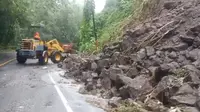 Pembersihan salah satu ruas jalan di Sulut akibat material longsor yang terjadi pada, Jumat (21/3/2025).
