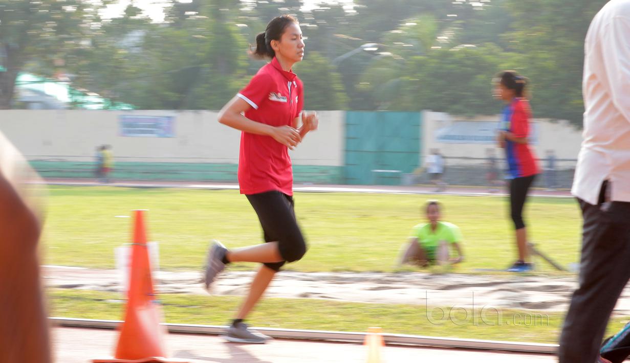 Atlet Taekwondo, Mariska Halinda  tengah berlari mengelilingi lapangan saat sesi ketahanan fisik di GOR Rawamangun, Jakarta, (12/7/2017). (Bola.com/Nicklass Hanoatubun)
