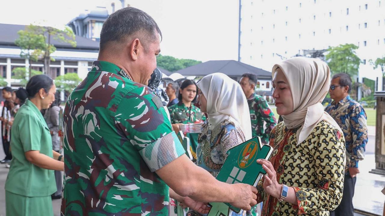 FOTO: Kasad Tegaskan Keluarga Prajurit Gugur Tetap Bagian Keluarga Besar TNI AD