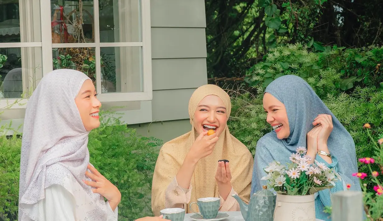 Dewi Sandra pun merilis seri Raya dari DOA dengan berbagai model dan motif yang bikin tampilan Hari Raya semakin stylish. [Foto: @doa.indonesia]