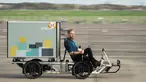 Pengendara memacu sepedanya saat mengikuti perlombaan balap dalam pameran sepeda di Berlin, Jerman (15/4). Pameran ini menampilkan sejumlah sepeda kargo unik berbagai bentuk. (AFP / Odd Andersen)