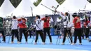 <p>Tim panahan beregu putri Indonesia, Rezza Octavia (kedua kiri), Diananda Choirunnisa (keempat kiri) dan Syifa Nur Afifah Kamal saat berlomba dalam rangkaian kualifikasi cabor panahan Olimpiade Paris 2024 di Invalides Arena, Paris, Kamis (25/7/2024). Tim panahan beregu putri Indonesia berhak lolos ke babak 16 besar dengan mengumpulkan total 1960 poin. (Dok. NOC Indonesia)</p>