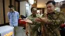 Manager Hubungan Daerah & CSR PT HM Sampoerna Tbk, Arief Triastika (kanan) didampingi Didik Djoenaedi meninjau produk unggulan pelaku UKM binaan Pusat Pelatihan Kewirausahaan (PPK) Sampoerna di Jakarta, Selasa (18/12). (Liputan6.com/HO/Ading)