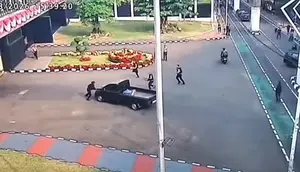 Detik-detik Pikap Terobos Gerbang DPR Saat Demo 27 Agustus