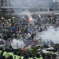 Polisi Hong Kong menembakkan gas air mata ke arah puluhan ribu demonstran. (Reuters)