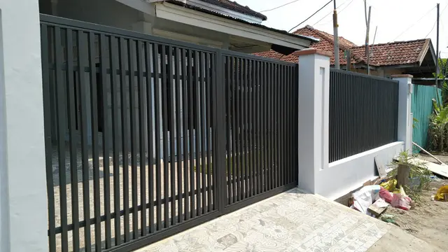 Pagar Besi Hollow Garis Vertikal Rapat