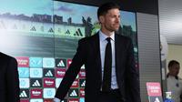Xabi Alonso bersiap melakukan konferensi pers perkenalan pelatih baru Real Madrid yang berlangsung di Real Madrid Sports City, Valdebebas, Spanyol, Senin (26/05/2025) waktu setempat. (AP Photo/Jose Breton)