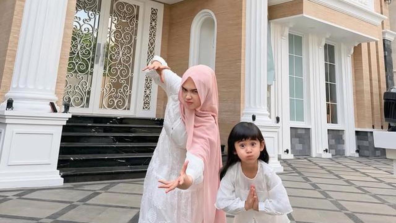 7 Potret Fasad Rumah Baru Ria Ricis, Elegan dan Mewah