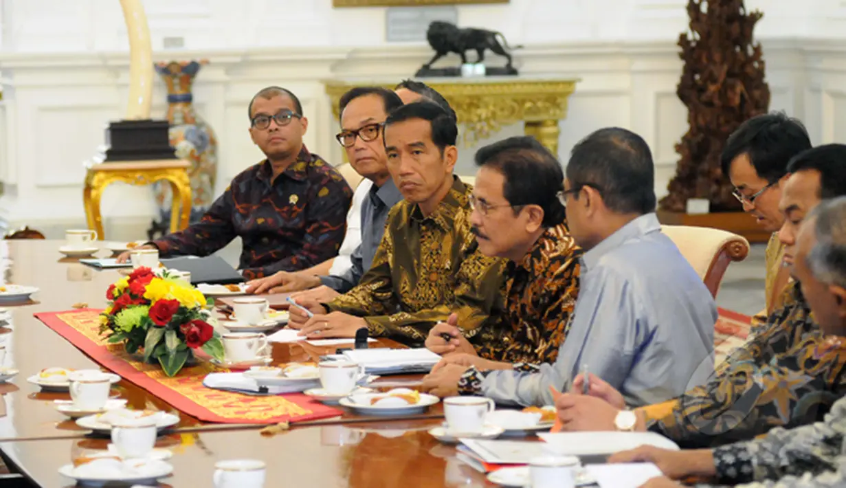 Presiden Joko Widodo tampak serius memperhatikan pemaparan delegasi Kamar Dagang dan Industri Jepang (Japan Chamber of Commerce and Industry) saat berkunjung ke Istana Merdeka, Jakarta, Senin (2/2/2015). (Liputan6.com/Faizal Fanani)