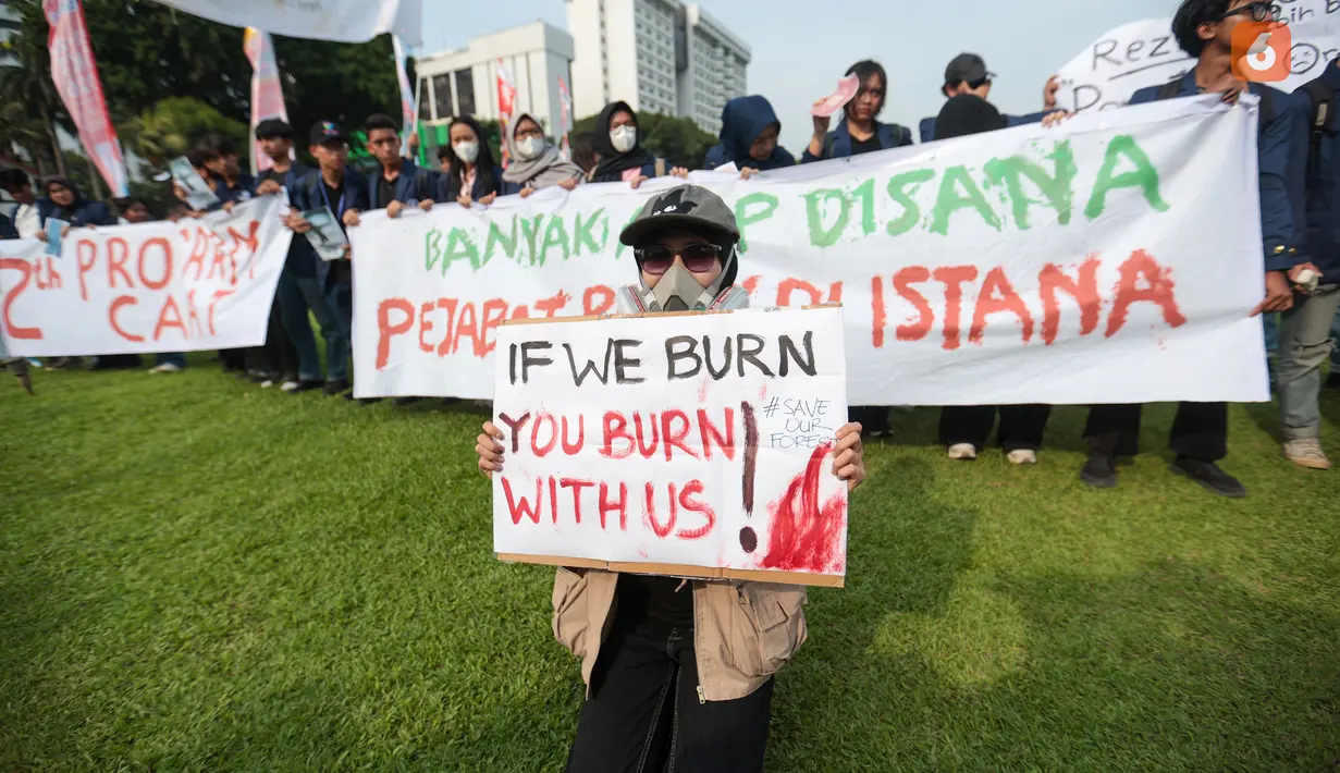 Sejumlah mahasiswa membawa poster berisi kritik terhadap pemerintah saat mengikuti aksi unjuk rasa di kawasan Tugu Tani, Menteng, Jakarta Pusat, Selasa (20/10/2026). Dalam aksi tersebut, massa menyuarakan sejumlah persoalan nasional, termasuk masalah lingkungan dan ketimpangan sosial. (KLY/Budy Santoso)