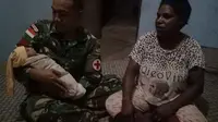 Prajurit TNI bantu persalinan warga di Papua. (Istimewa)