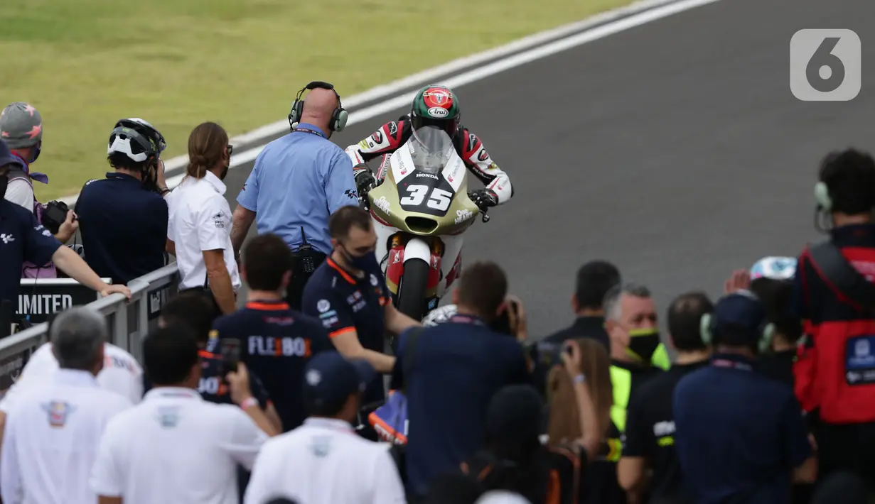 Pembalap Idemitsu Honda Team Asia, Somkiat Chantra disambut usai menjuarai ajang Moto2 GP Mandalika di Pertamina Mandalika International Street Sirkuit, Nusa Tenggara Barat, Minggu (20/3/2022). Somkiat Chantra menempati podium utama ajang Moto2 GP Mandalika. (Liputan6.com/Helmi Fithriansyah)
