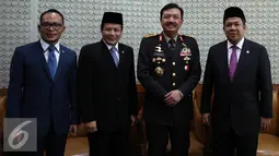 Calon Kepala BIN Komjen Pol Budi Gunawan foto bersama Menaker Hanif Dhakiri (kiri), Wakil Ketua DPR Taufik Kurniawan (kedua kiri) dan Wakil Ketua DPR Fahri Hamzah sebelum Rapat Paripurna Ke 6 DPR di Jakarta, Kamis (8/9). (Liputan6.com/Johan Tallo)