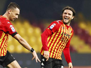 Pemain Benevento, Gaetano Letizia, melakukan selebrasi usai mencetak gol ke gawang Juventus pada laga Liga Italia di Stadion Vigorito, Sabtu (28/11/2020). Kedua tim bermain imbang 1-1. (Alessandro Garofalo/LaPresse via AP)