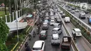 Kendaraan terjebak kemacetan di Jalan Gatot Subroto, Jakarta, Rabu (4/2/2020). Kemacetan tersebut imbas unjuk rasa mahasiswa di depan Gedung DPR. (Liputan6.com/Johan Tallo)