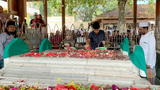 Makam Sunan Gresik jadi lokasi kedua dalam rangkaian nyadran atau ziarah Gubernur Jawa Tengah Ganjar Pranowo dan istri setelah makam Sunan Ampel (Istimewa)