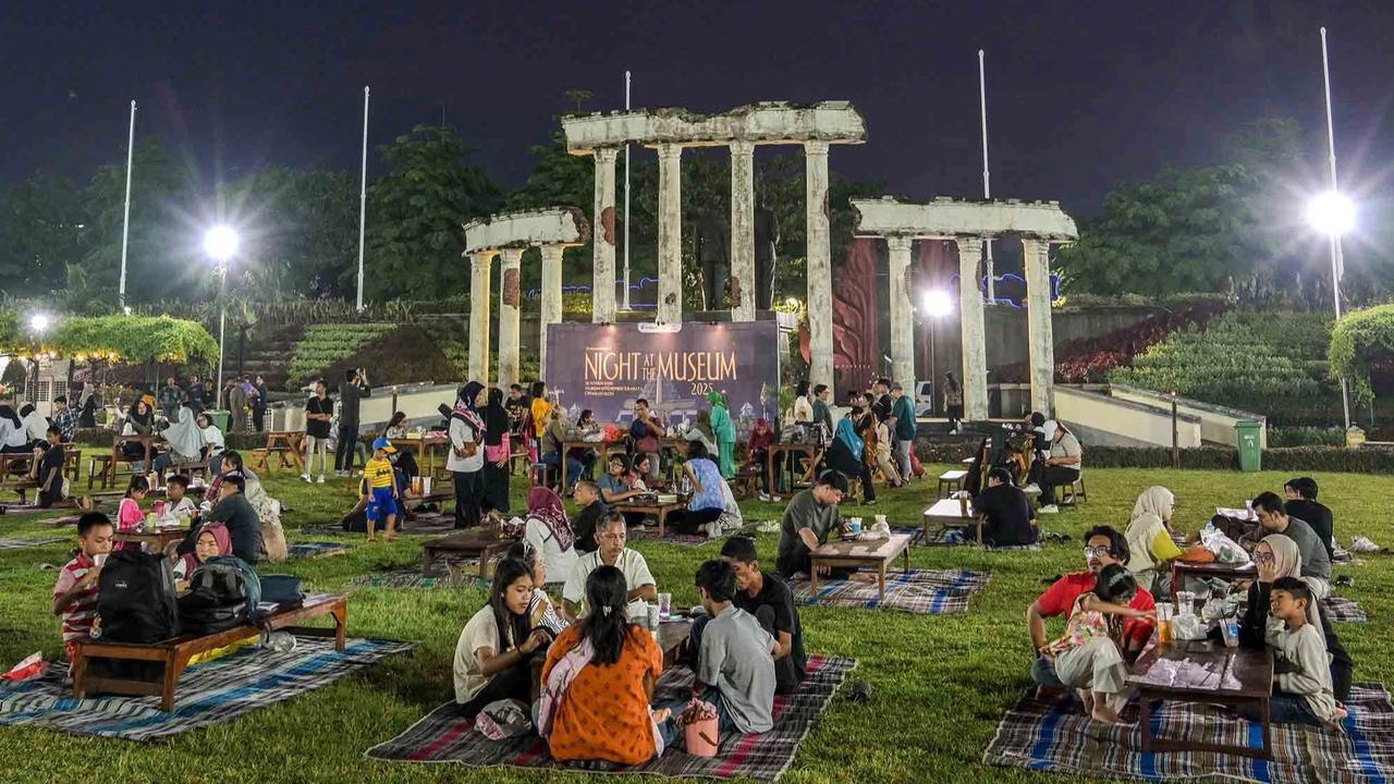 FOTO: Keseruan Pengunjung Menjelajah Malam di Museum 10 November