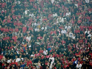 Pemandangan berbeda tampak di laga kedua Timnas Indonesia vs Curacao di FIFA Matchday. Venue digelarnya laga tersebut, Stadion Pakansari, justru ramai dipadati suporter. (Bola.com/M Iqbal Ichsan)